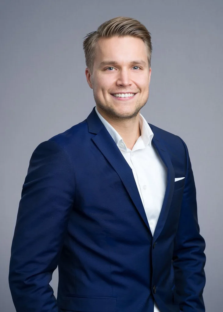 twodayn työntekijä vihreässä jakussa istuu neuvotteluhuoneessa