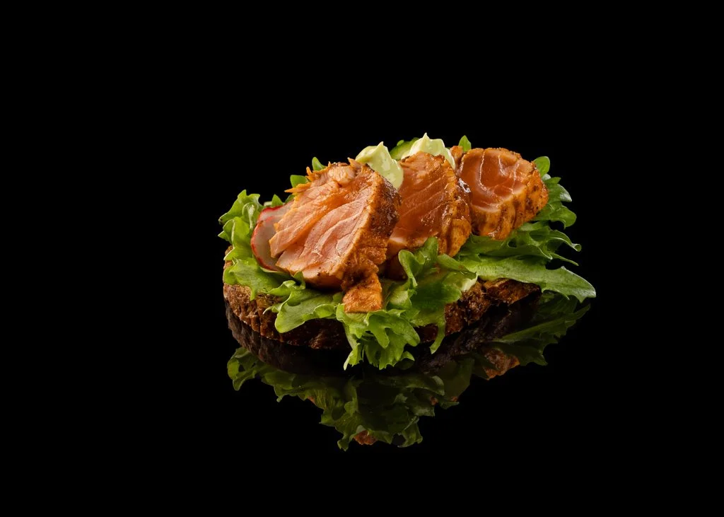 graavilohi-ruisleivalla-cocktailpala-mustalla-taustalla-levalampi-visuals.jpg