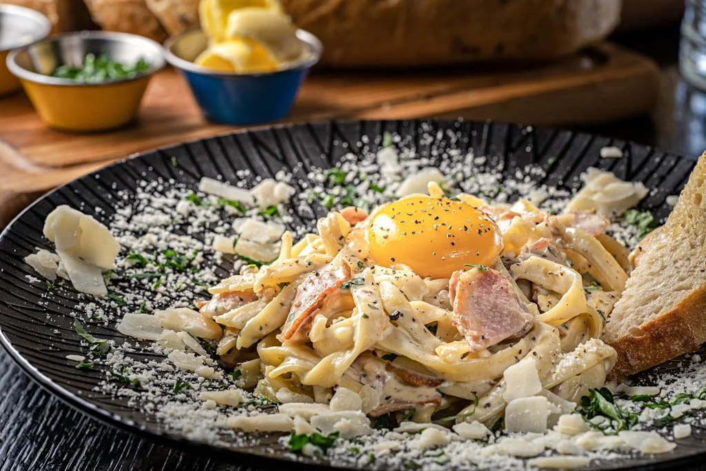 pasta-carbonara-keltuainen-ruokakuvaus-levalampi-visuals.jpg