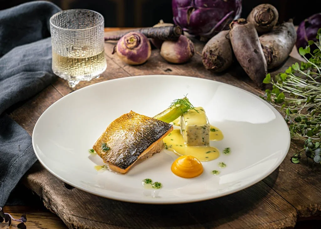 paistettu-lohifilee-hollandaise-annoskuva-levalampi-visuals.jpg