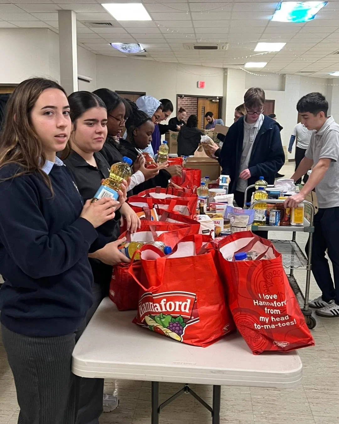 SLA came together this week with the College Church to support their Holiday Food Drive! 🥫✨
Students had the opportunity to make a hands-on difference in the lives of over 100 families.
Community service is an integral part of life at SLA, and our s