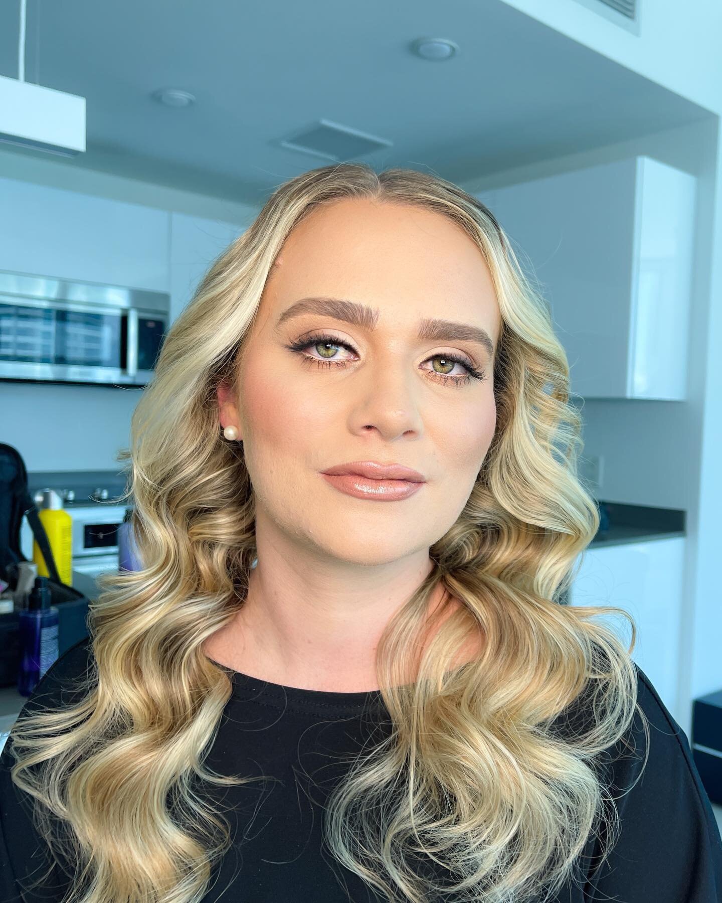 One of My Signature Looks 💜 Sculpted Skin, Neutral Eyeshadow &amp; Lips, With Glam Curls. 
It&rsquo;s been my most requested look lately ☺️ 

I did this look 3 times in a row this weekend 🥰 I love knowing its a favorite! ✨

☝🏼Quick tip For my MUAs
