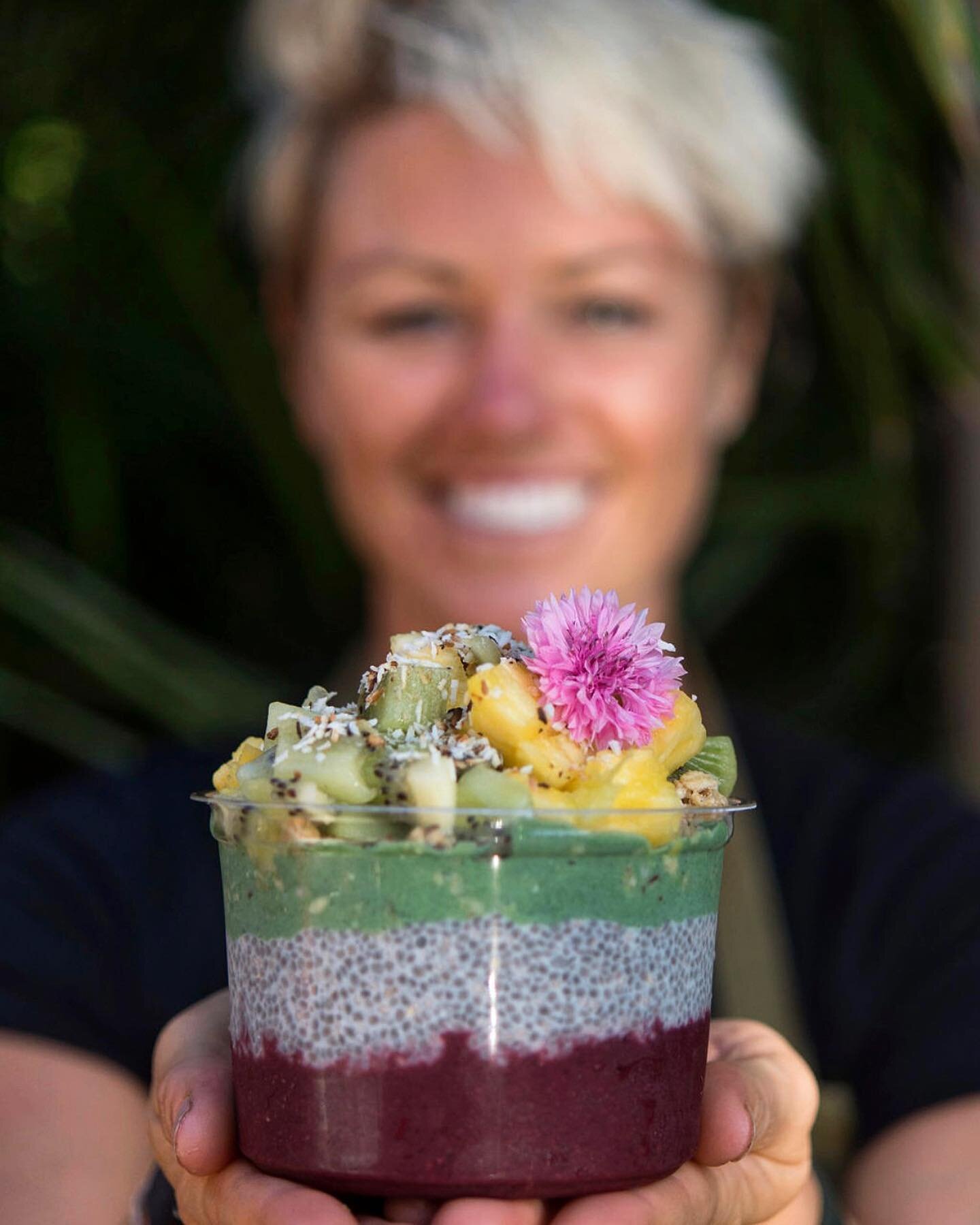 Who will we see first in line for that #brekkie at the farmer&rsquo;s market @waileavillage tomorrow (Tuesday) ?! Window opens at 8a, can&rsquo;t wait to see you there 🧡.
📸: @trishmichaelphotography
.
.
.
#acai #food #vegan #maui #smoothies #health