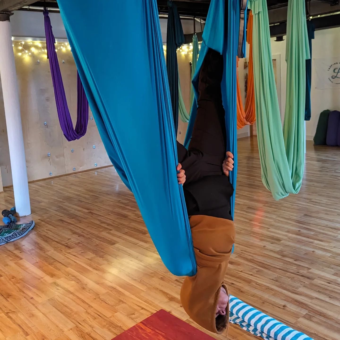 Inversions boost lymphatic return, helping you  stay well &amp; detoxified 🤸🏻 promote better sleep, rest &amp; nervous system regulation 🪷 &amp; feel SO energizing at the same time

Easier than you think
&amp; Easier than staying in an unsupported
