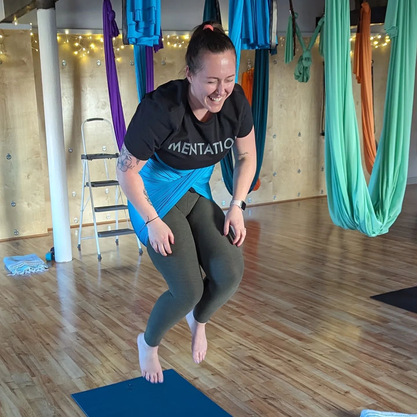 Sometimes we just get silly 😂
It's nice not to always have to be quiet &amp; serious in a yoga class
Sunday &amp; Monday have been joyful even as we've challenged ourselves a bit 💖

Love you all! Robin 

#aerialyoga #havemorefun #flipandtwist #aeri