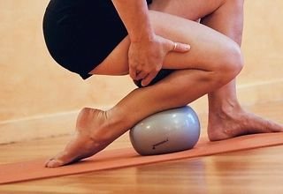 This Saturday
Yamuna Body Rolling for Hips &amp; Legs 11:30-12:45
Melora is back from the other side of the 🌏 &amp; excited to help you release any hip or leg tension &amp; strain with Yamuna balls you can borrow here
Melora's a long time, advanced 