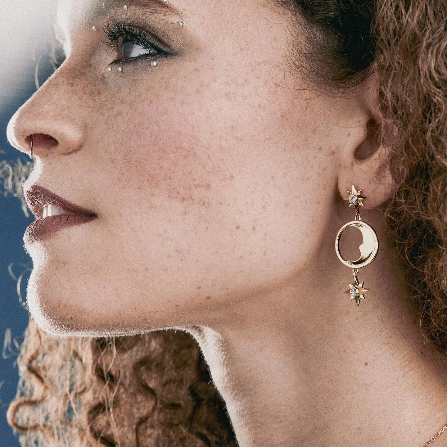 Make a celestial statement in the Luna Drop Earrings 🌙
.
.
.

#jewelry #jewelrydesigner #jewelrybusiness #925silver #925sterlingsilver #goldjewelry #witchyvibes #bohostyle #celestial #celestialjewelry #jewelryblogger #showmeyourrings #showmeyourneck