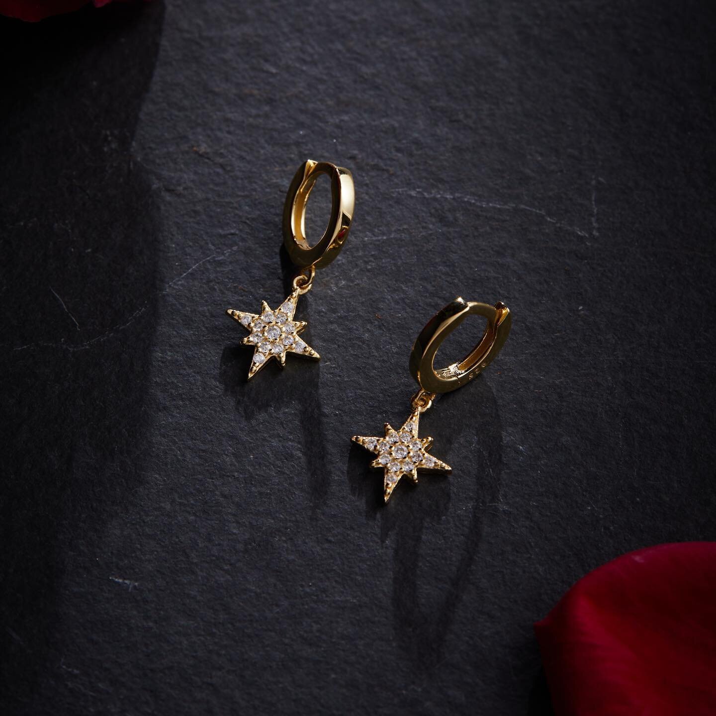 The North Star Mini hoops 💫 Subtle sparkle for a touch of magic.
.
.
.

#jewelry #jewelrydesigner #jewelrybusiness #925silver #925sterlingsilver #goldjewelry #witchyvibes #bohostyle #celestial #celestialjewelry #jewelryblogger #showmeyourrings #show