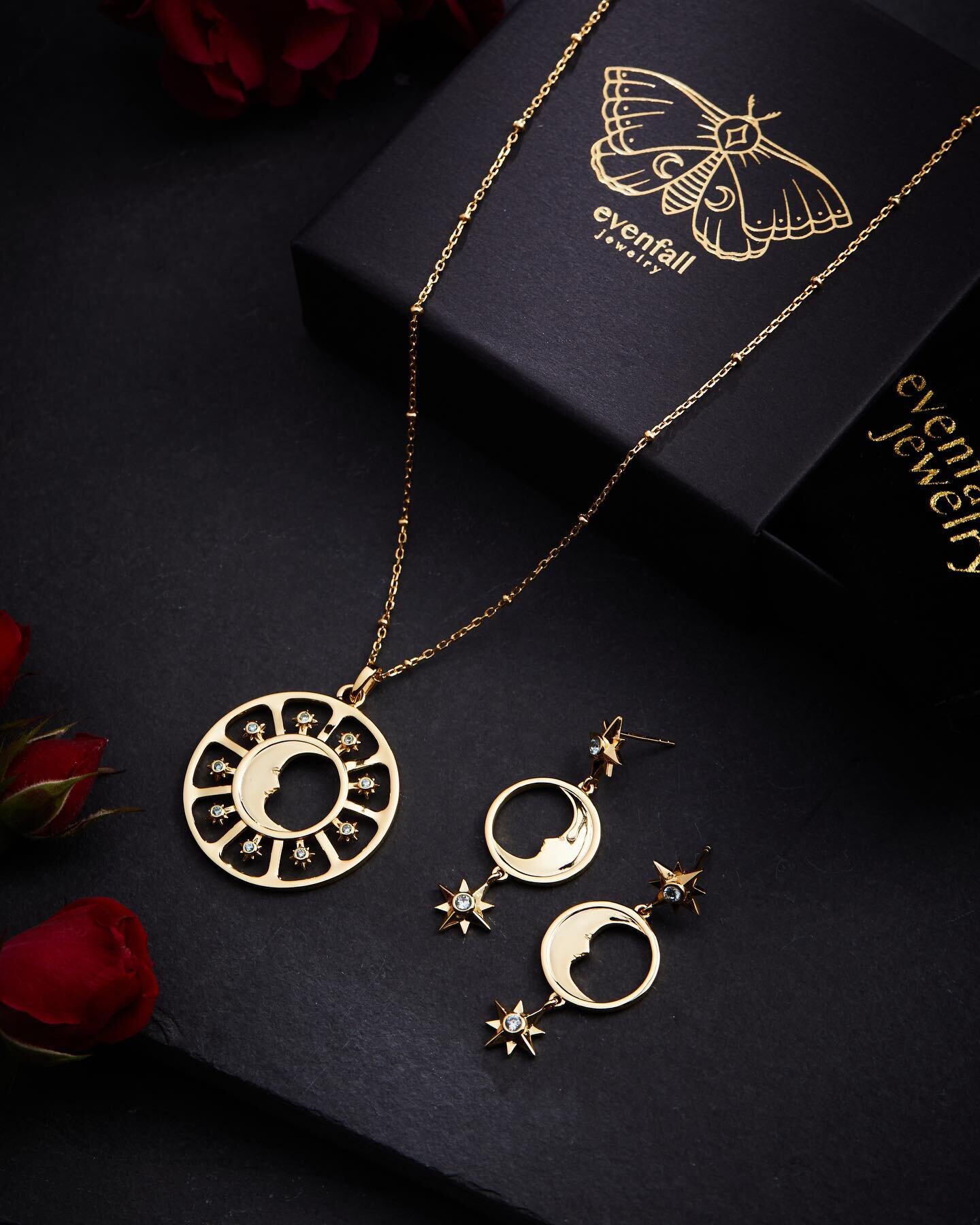 Harness the magic of the moon with the Luna pendant + Luna drop earrings - a perfect match 🌜🤍
.
.
.

#jewelry #jewelrydesigner #jewelrybusiness #925silver #925sterlingsilver #goldjewelry #witchyvibes #bohostyle #celestial #celestialjewelry #jewelry