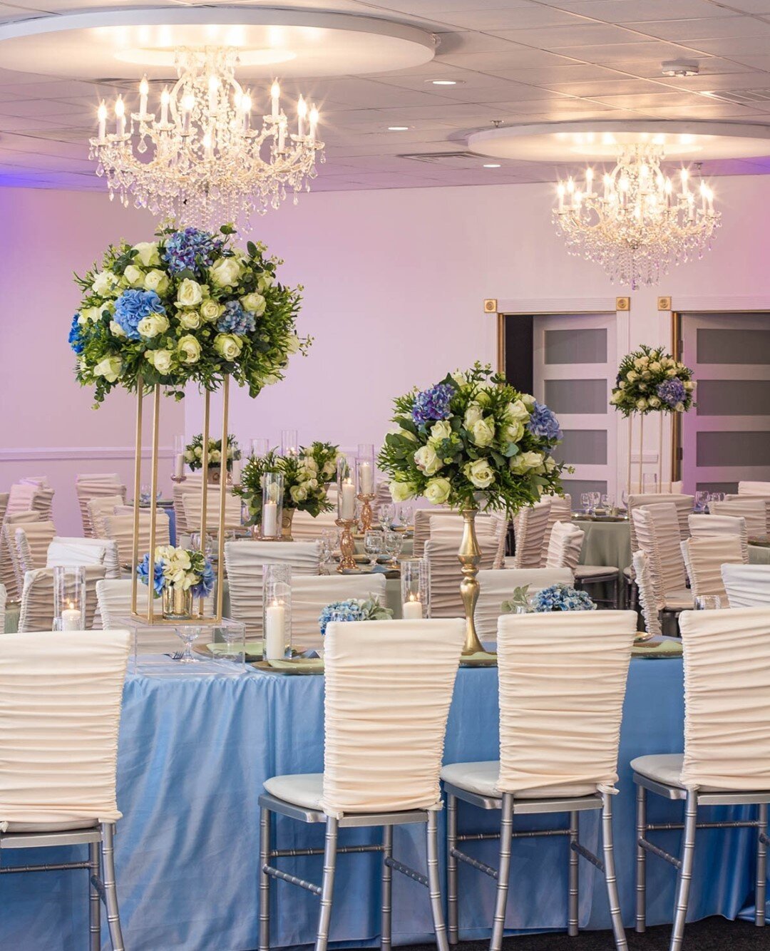 What a perfect combination; our stunning chandeliers paired with soft linens, and sweet floral details. 🥰⁠
.⁠
.⁠
Decoration: @shayesdecoration