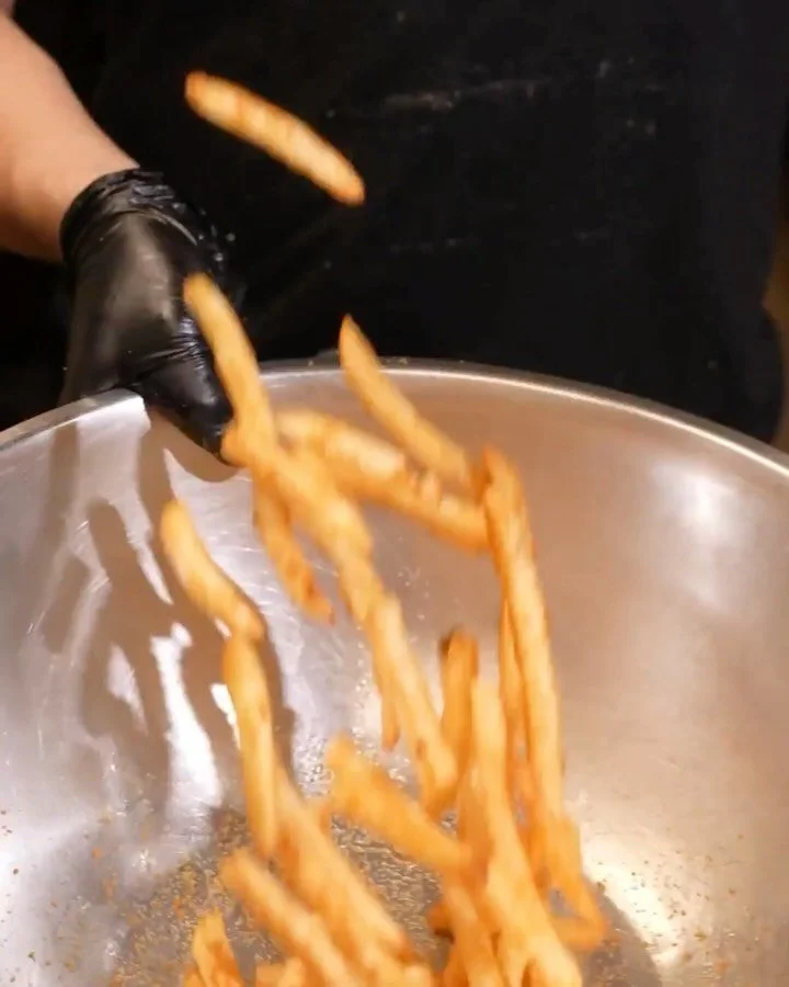 Did someone say secret item? 👀 Get the best of both worlds with @eatjabs smash fries! 🍔🍟 JABS&rsquo; signature juicy crispy smash burger on a bed of their perfectly seasoned fries.