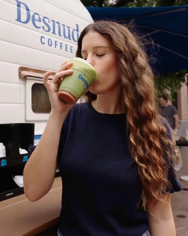 @desnudocoffee serving up a tropical twist to your mid-day matcha break with the la guayaba matcha latte. 🍵