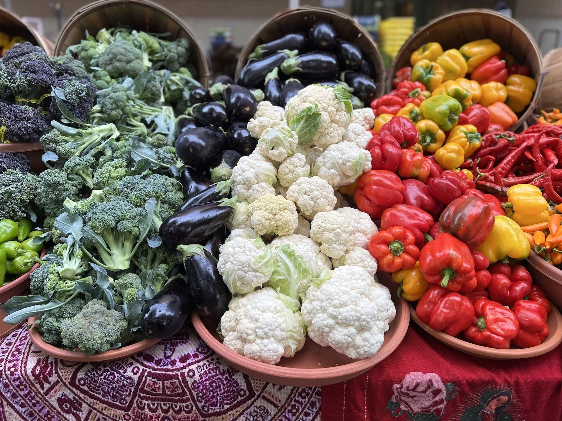 IMG_0058_Market_EOF_2022.09_broccoli cauliflower peppers_Mexico.jpeg