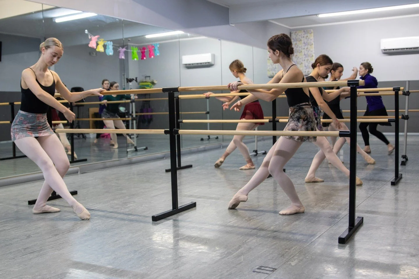 🩰 Why Choose Dance It Out?

Looking for a dance studio that&rsquo;s more than just classes? At Dance It Out, we combine top-notch training with a supportive, family-like atmosphere where every dancer shines!

✨ Why Parents Love Us:
&bull; Exper