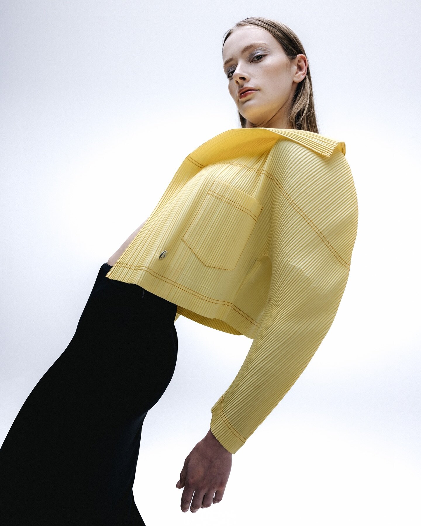 What a privilege to have been HMUA on this stunning fashion shoot ✨ 
Silver brush strokes on the beautiful Lara

Thank you to the talented team that brought this vision to life. #MakeupArtistry #FashionShoot #editorialmakeup

Model: @laracolless 
@pr