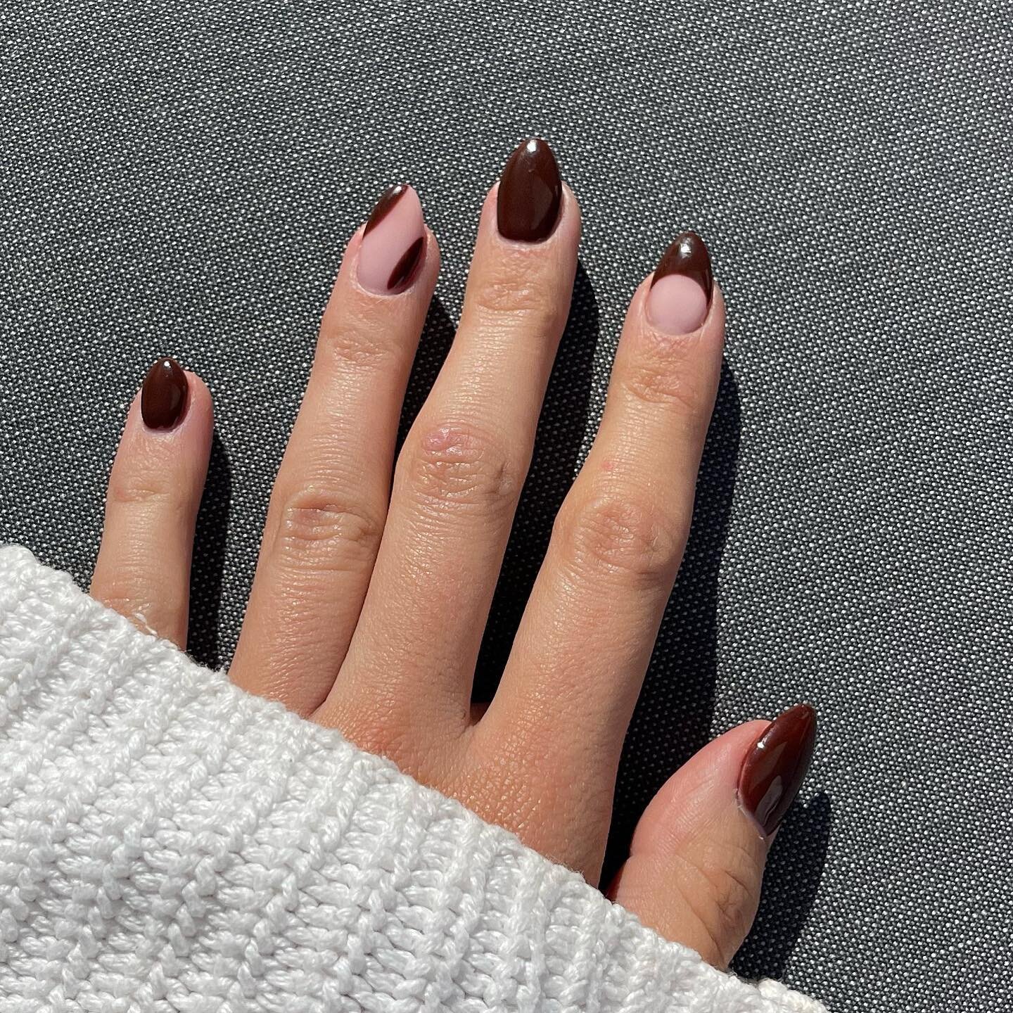 Using Cocoa from @the_gelbottle_inc 
&bull;
&bull;
@____skya____ Cuticle oil in &lsquo;Bergamot&rsquo;
&bull;
&bull;
Level 2
#nailsaustralia #nailsbrisbane #brisbane #brisbanenails #nailtechbrisbane #brisbanenailtech #nailart #thegelbottle #thegelbot