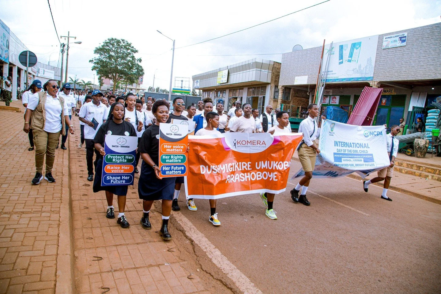 On #InternationalDayoftheGirl, AMPLIFY Girls partners in Rwanda🇷🇼 mobilized local leaders, organizations, and girls in Kayonza District under the theme 'Empowering Girls for a Bright Future' to create awareness of the need to end child marriage and