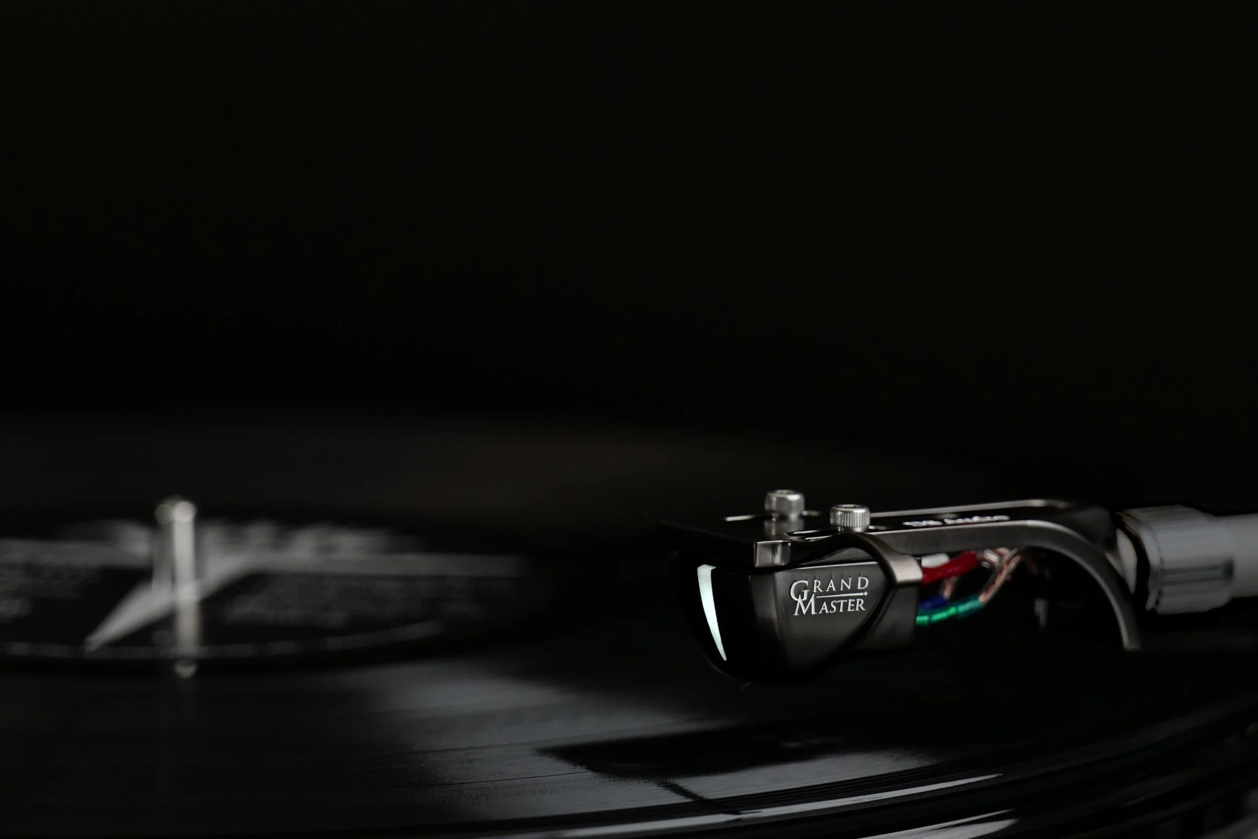 Diamond cantilever optical cartridge with Micro Ridge stylus