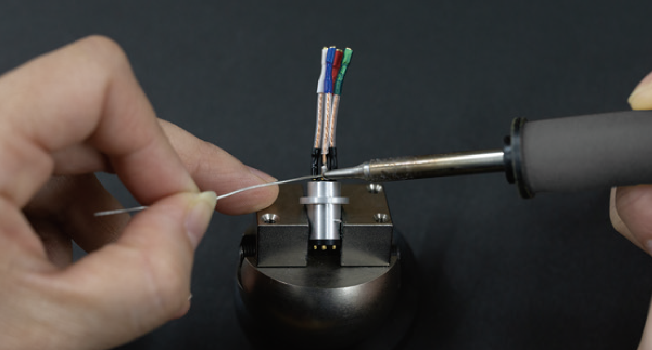 High-end turntable headshell with gold-plated connectors