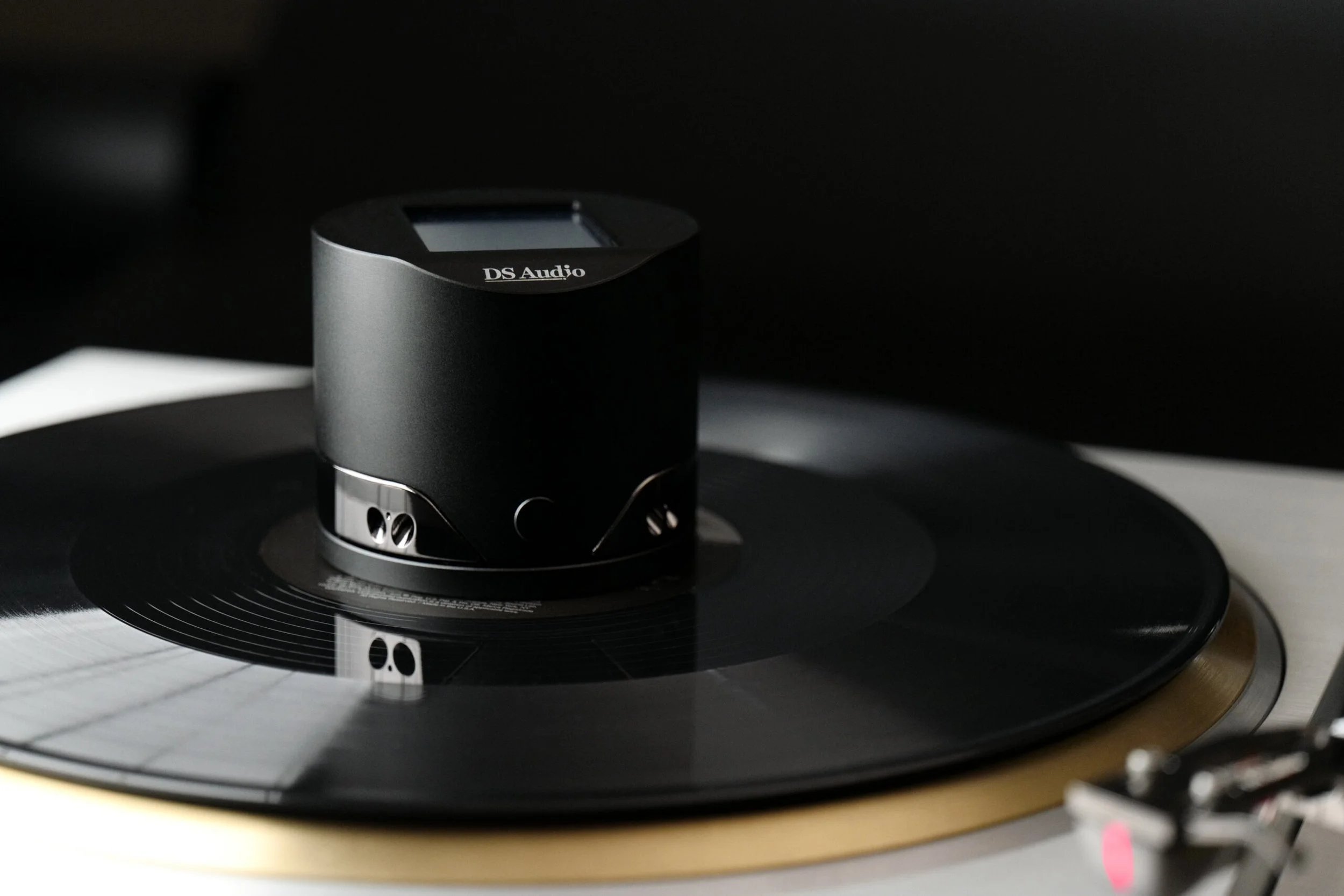 Vinyl LP eccentricity detection stabilizer by DS Audio