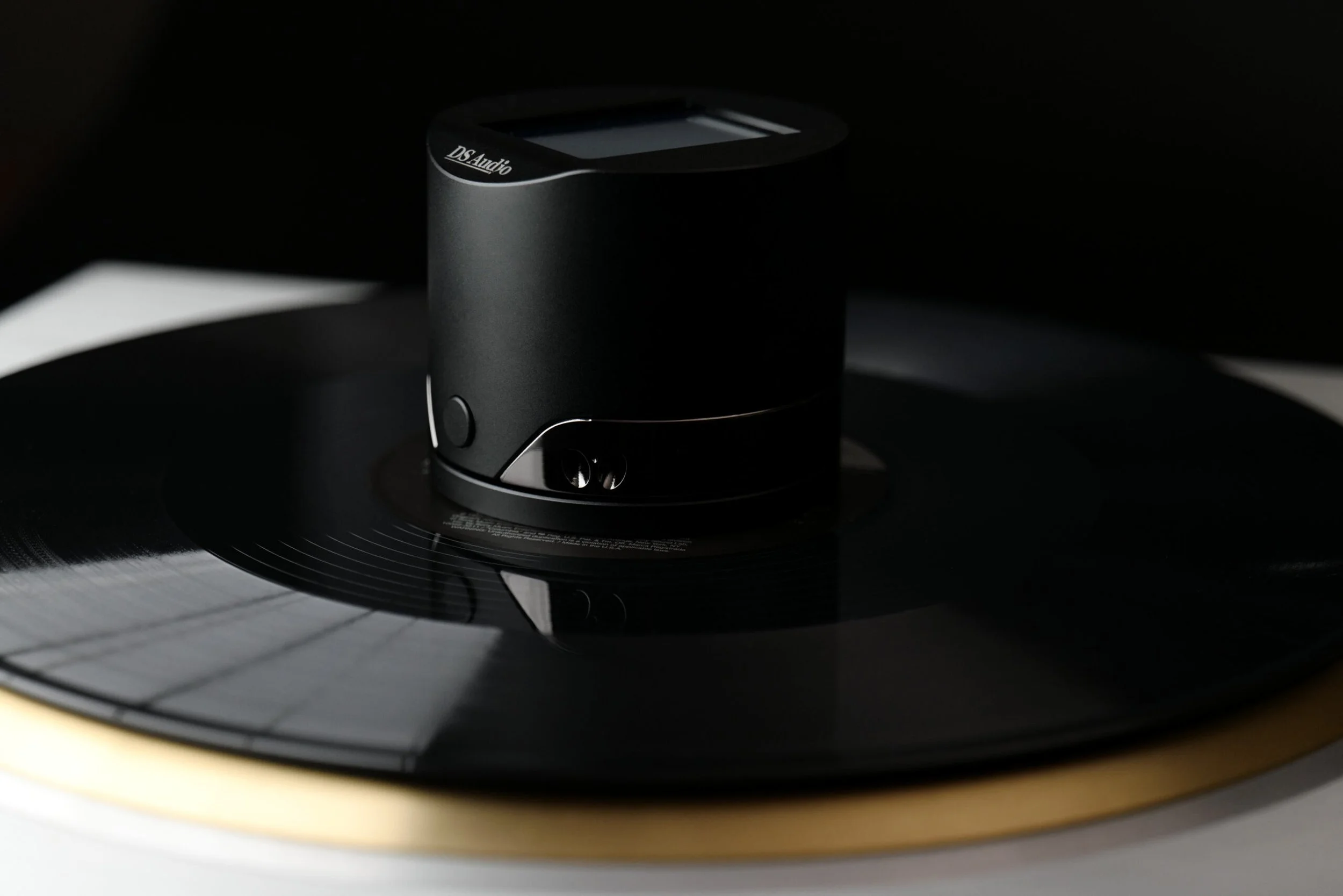 High-end turntable record clamp for accurate playback