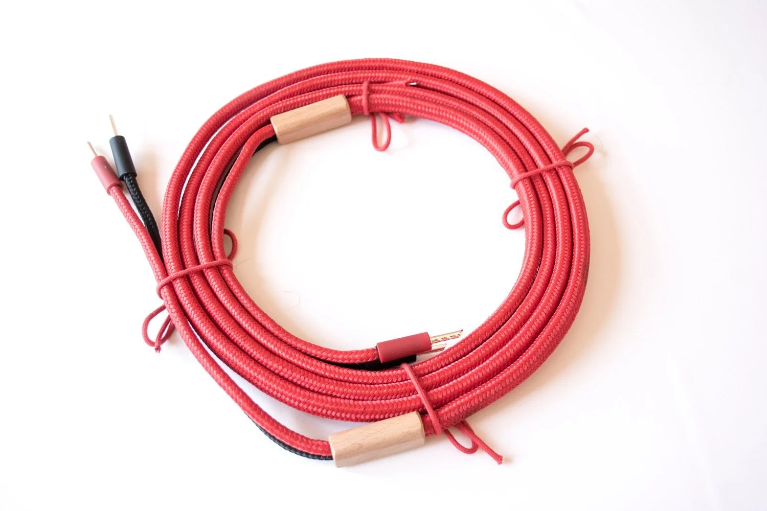 Gekko Red Dusk speaker cable close-up connectors