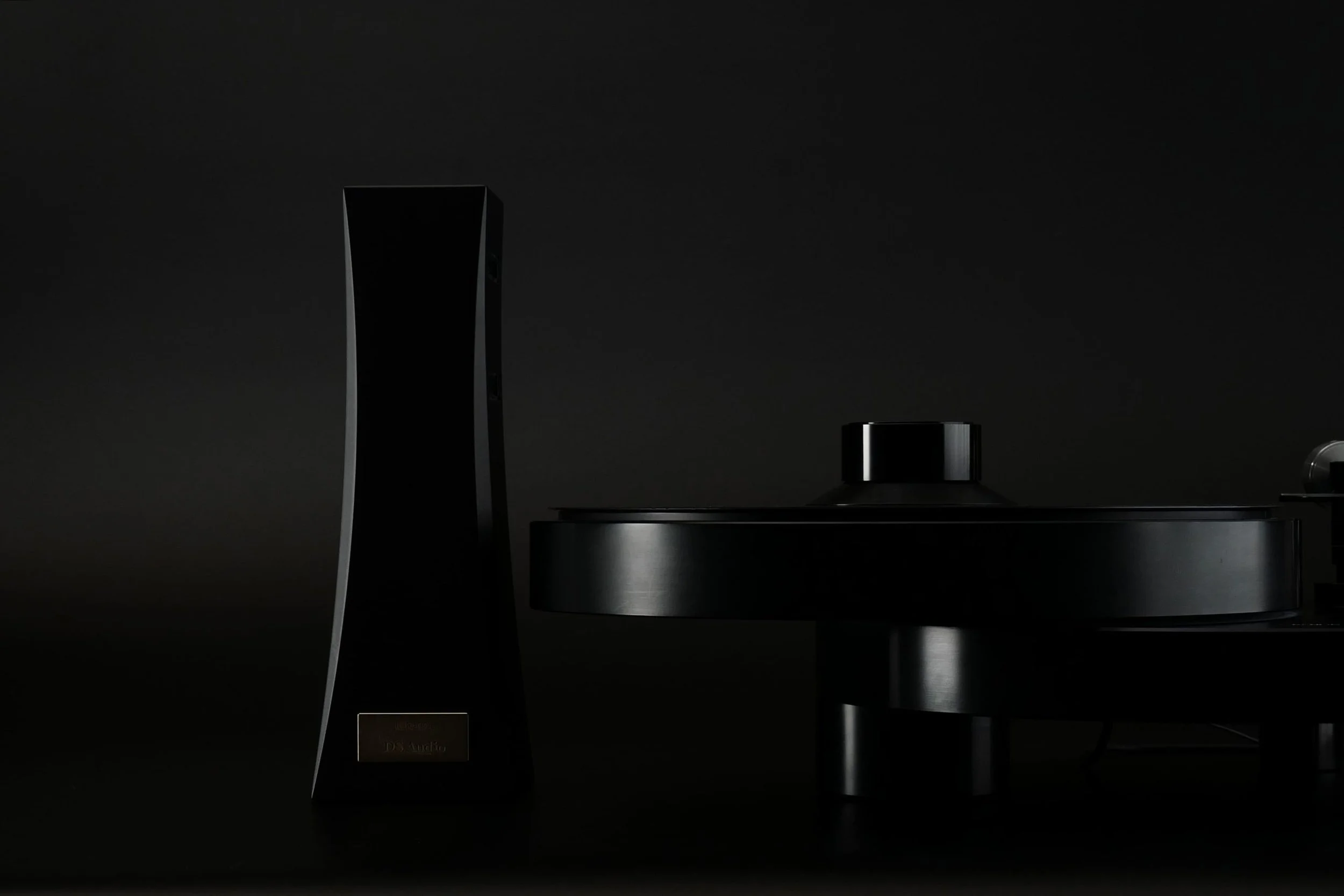 High-end vinyl ionizer for cleaner record playback