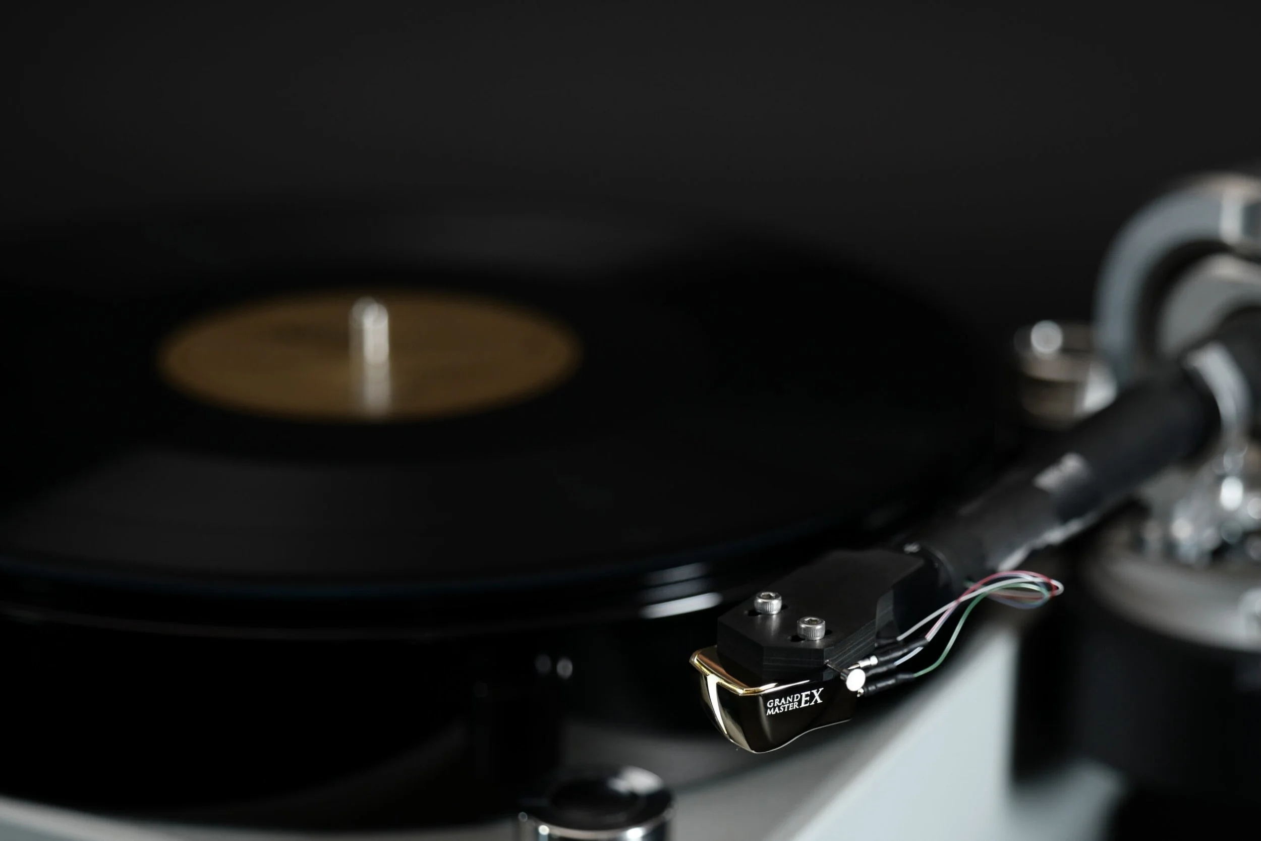 High-end optical phono cartridge with dual-chassis phono stage