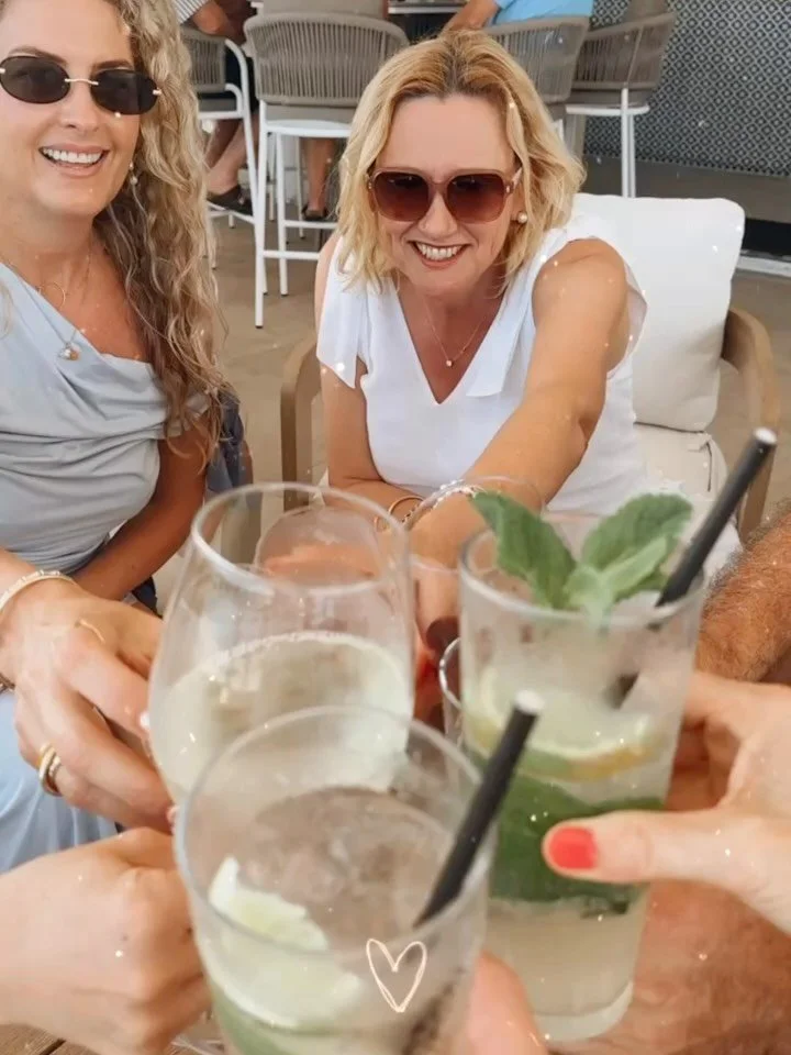 Xmas parties, Black Friday personal shopping session and some of my outfit picks of the week. 🎄🍹🛍️ 

@sundaise__group you guys are the best 🌟

#summerparty #summerdress #outfitinspiration #styleinspo #personalstylist #personalshopper #styletips #