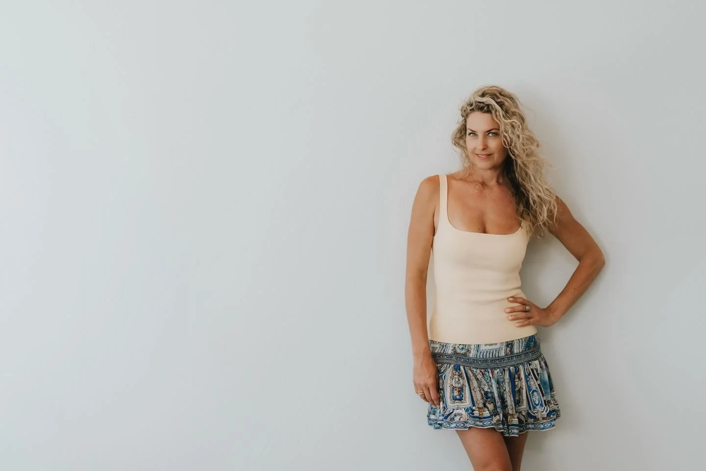 Golden calm before the festiveness hits ✨

#goldenhour #summerstyle #resortwear #holidayoutfit #over40fashion #summerlook #camilla #bohofashion #skirt #summerdress