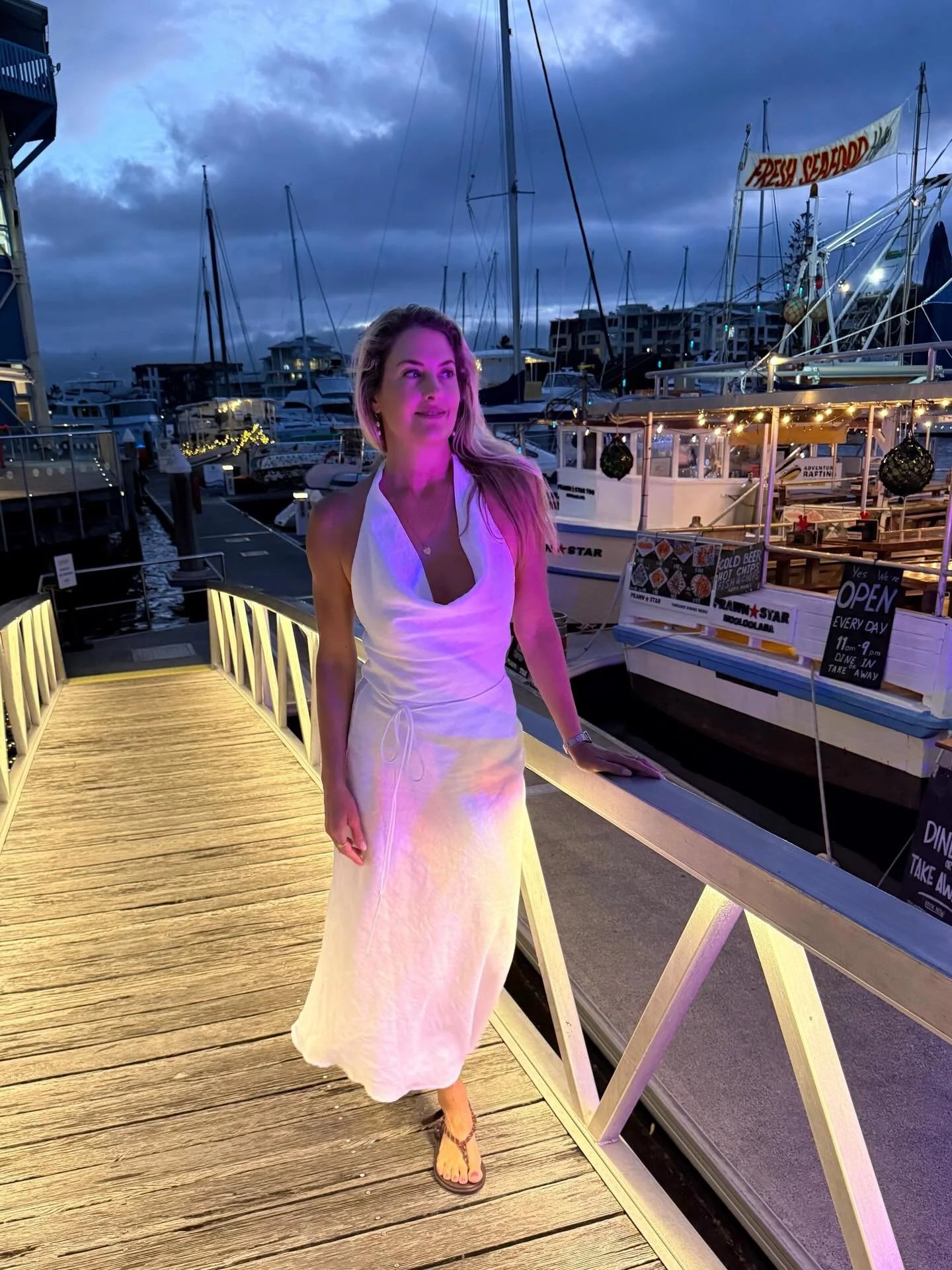 The ease of linen on a warm night, as summer lingers 🤍🌙
A long white dress is a timeless wardrobe essential, versatile for so many occasions. I love recommending a piece like this to my clients for its effortless, confident ease.

#effortlessstyle 