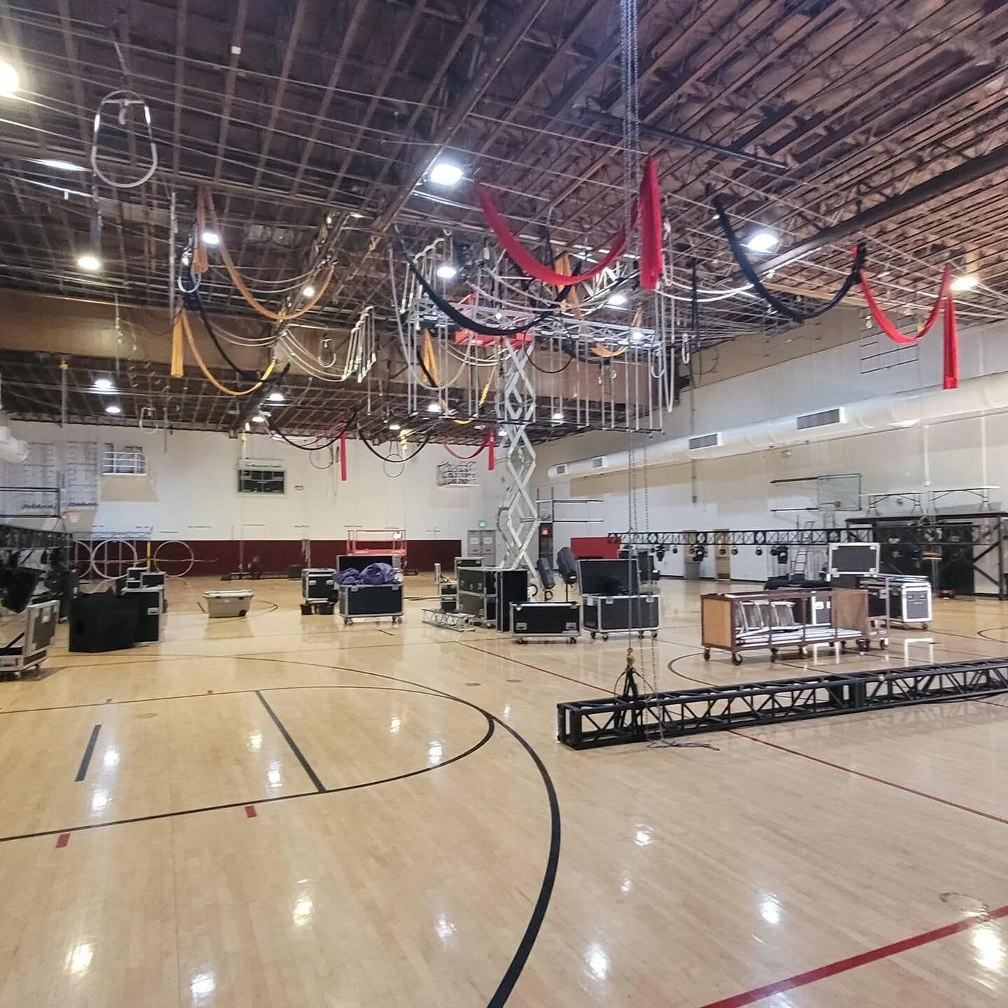 1 week until opening night!!! 
🎪
The gym is being transformed into a circus ring just in time. Can&rsquo;t wait to see all the performers smiling faces after 2 years without show. 

#docircus #ccac #greatYcircus #redlands #youthcircus #propsav