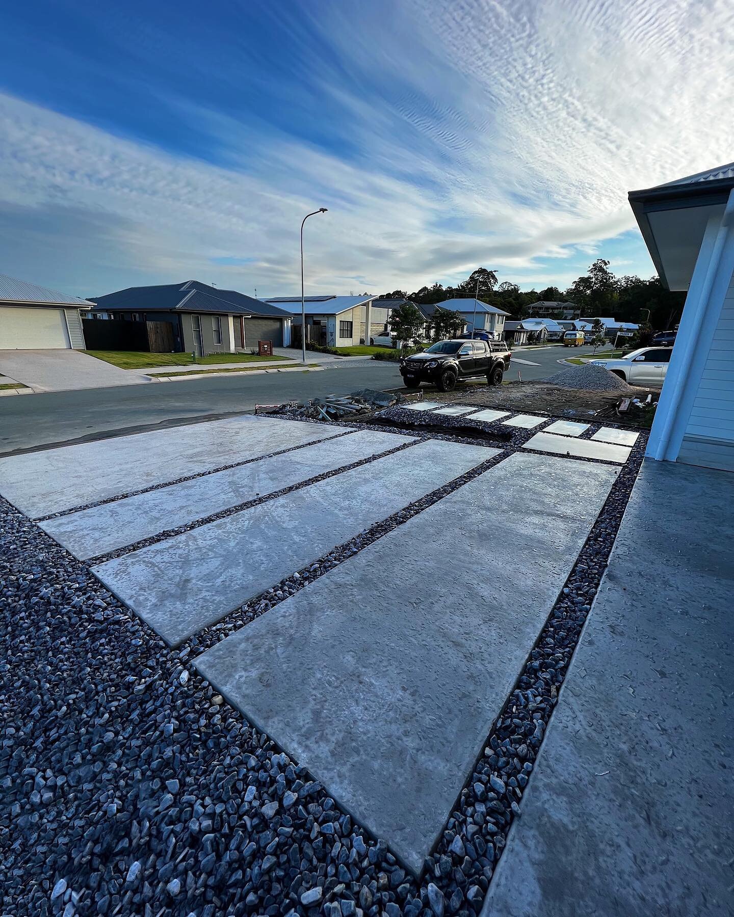 Way to stand out from the crowd 😍 

plain grey block driveway and wrap around path with a 
bluestone gravel mix from @maroochysandand