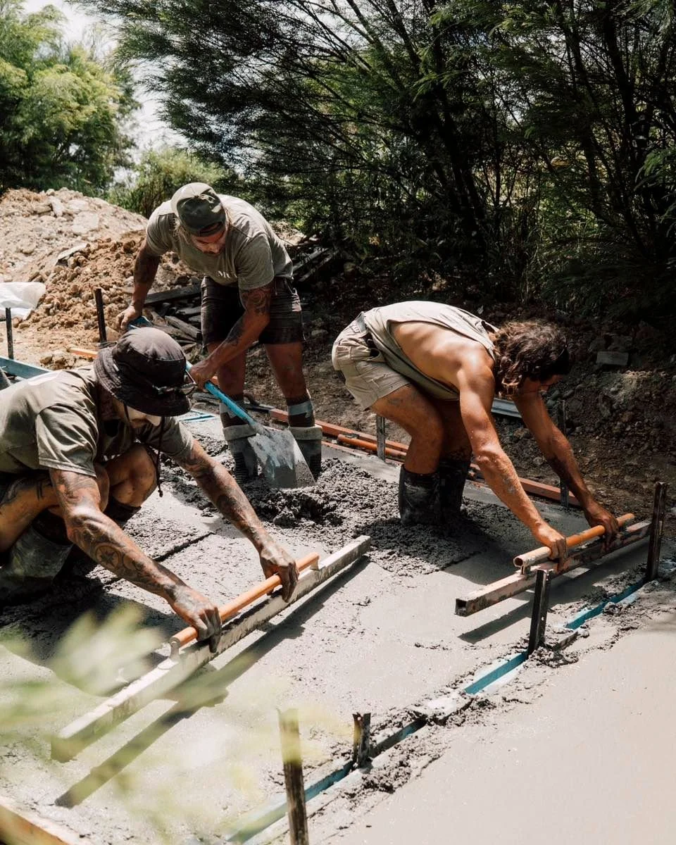 The sun is out, the mix is moving, and so are we 〰️
A good pour has rhythm, and this one locked in fast.