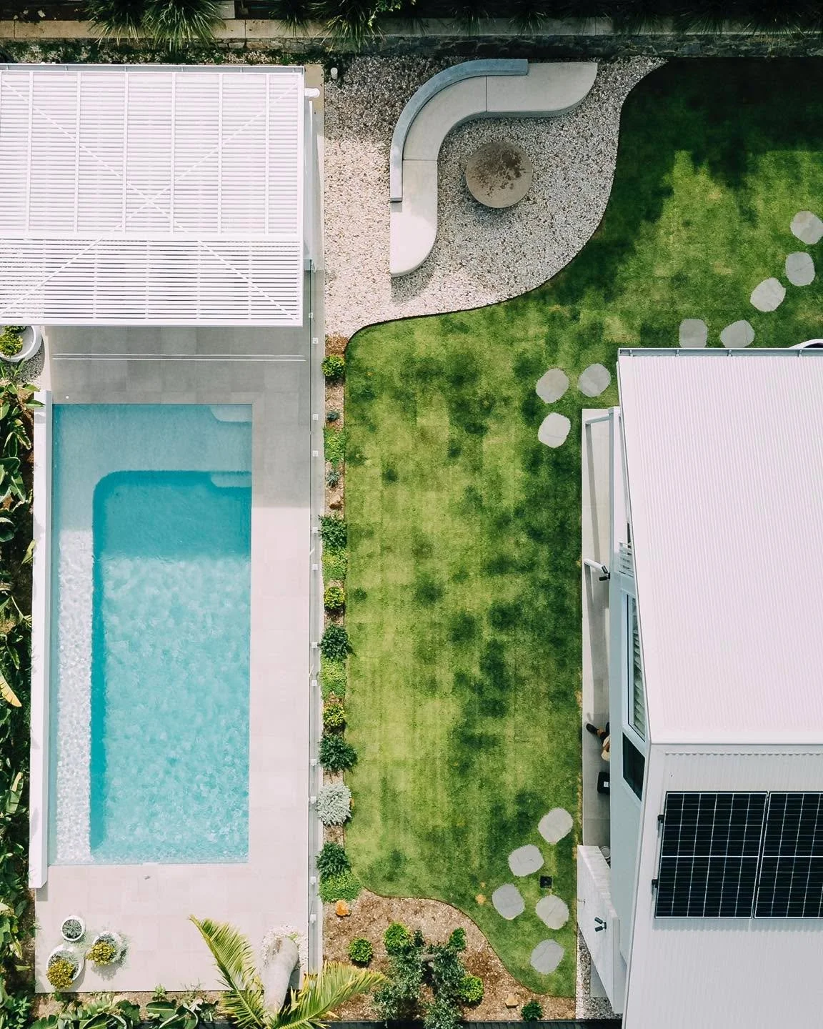 Designed to look simple, even though it&rsquo;s not 〰️
We worked with our wonderful client @mulberry_manor to shape this bench around how they wanted to use the space. Curved for connection, poured in place and finished to feel like it&rsquo;s always