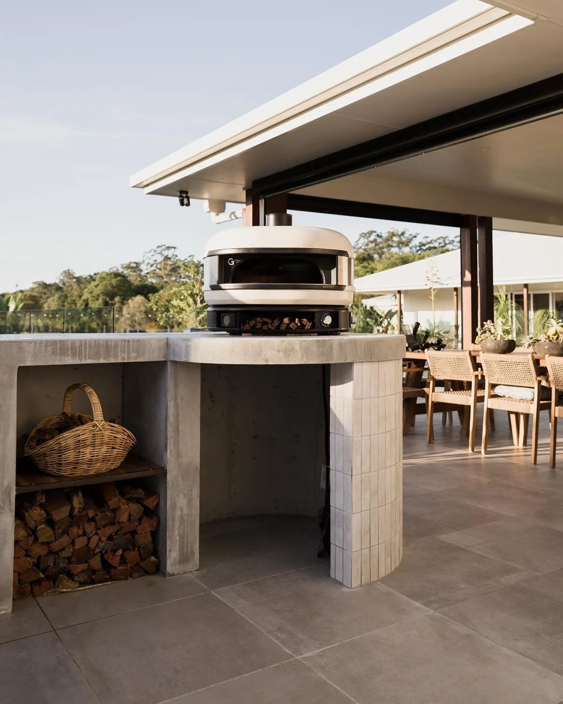Built for cooking, gathering, and weathering whatever Queensland throws at it 〰️
A cantilevered BBQ bench built for function alongside being really, really ridiculously good looking.