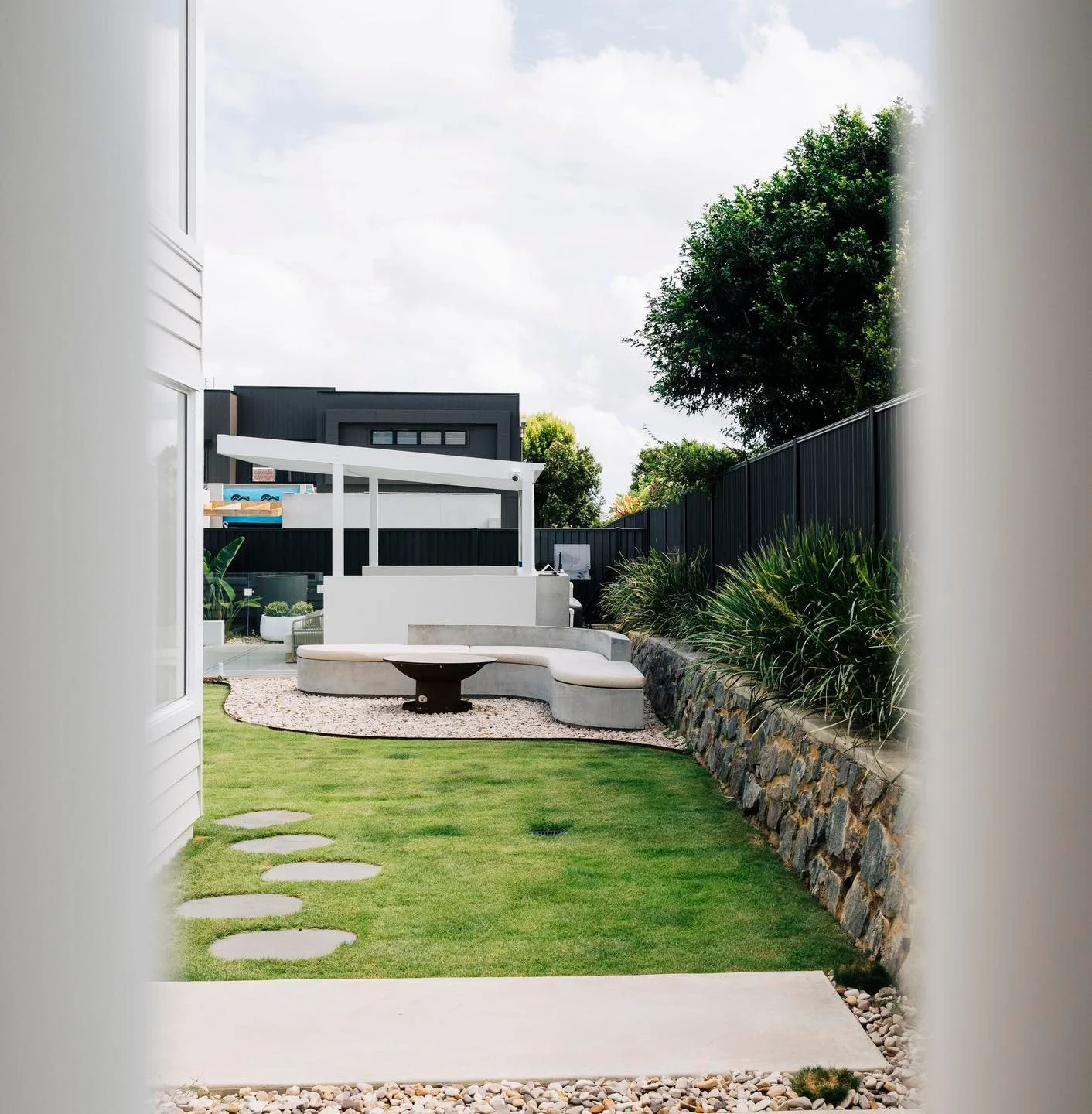 Locking in the outdoor dream 〰️ off form bench seat at @mulberry_manor