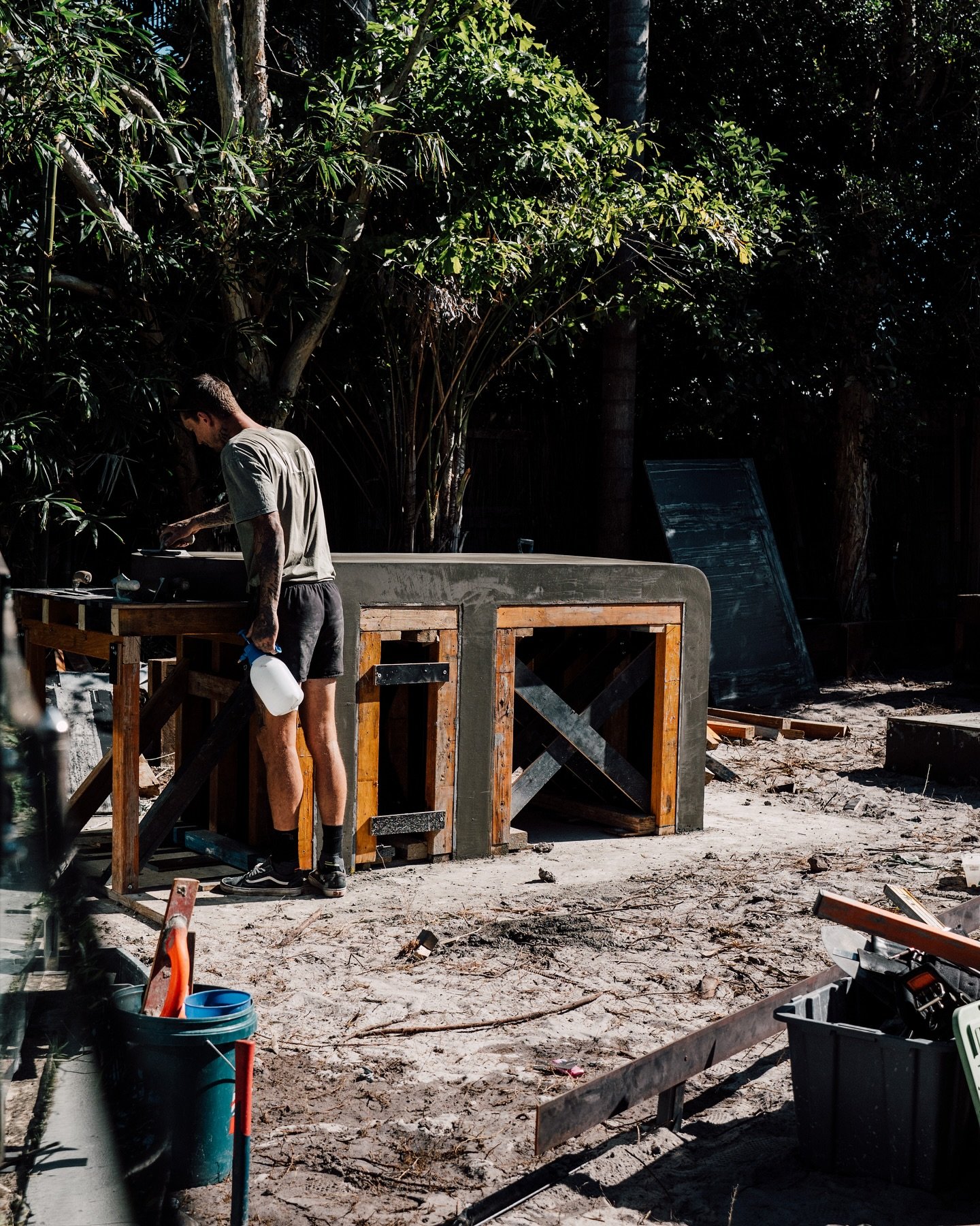 From formwork to final pass 〰️
This outdoor BBQ and pizza oven is nearly ready to fire