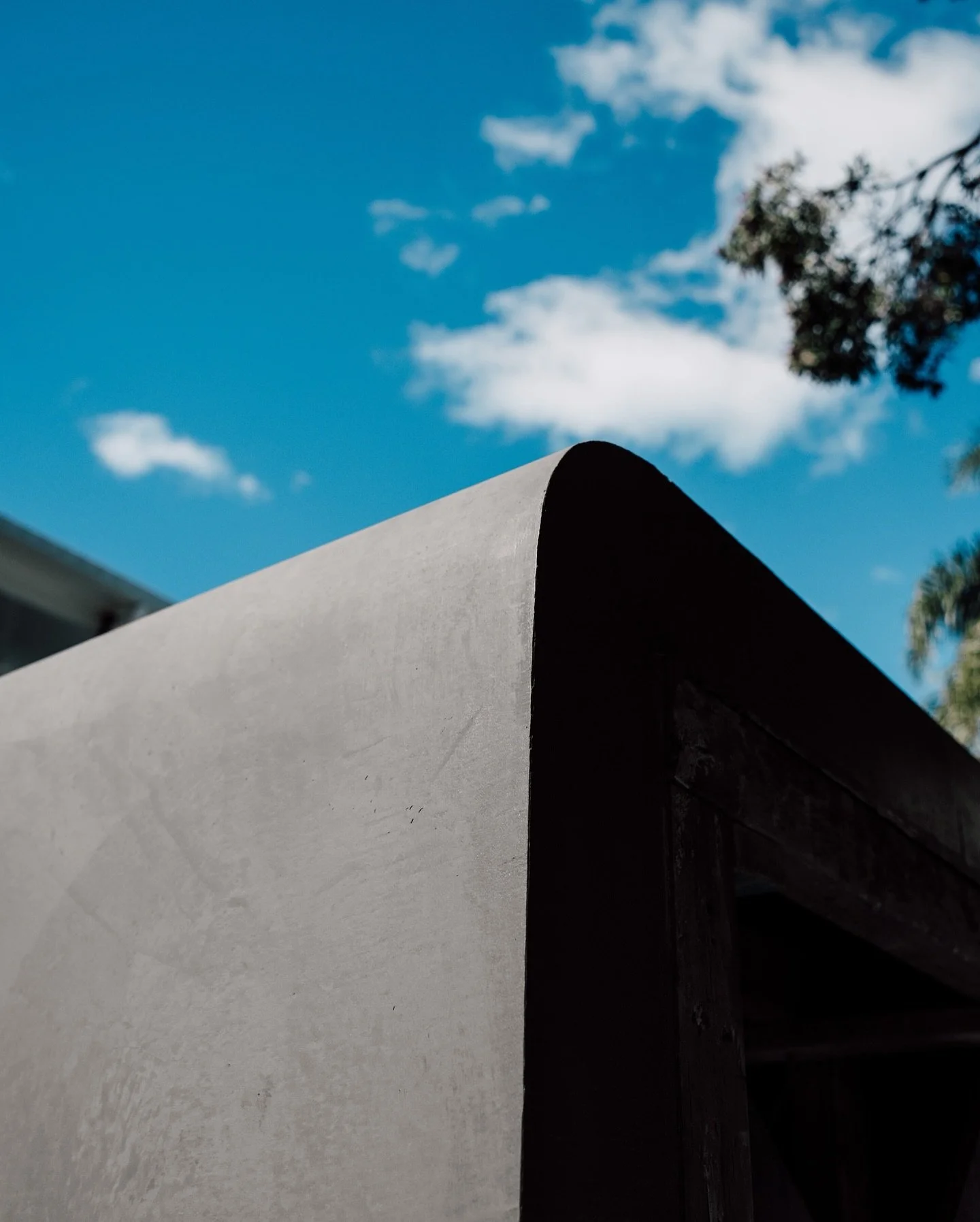 BBQ and pizza oven bench 〰️
Plain concrete with a hand-trowelled finish
Simple, sleek, and made to last for @instyle_habitats