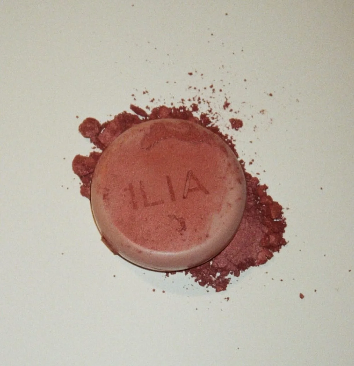 Les nouveaux Blushs ILIA sont arriv&eacute;s chez YAS. 
Des couleurs modulables avec un fini flout&eacute; et lumineux, &agrave; porter seules ou avec le Multi-Stick pour encore plus de tenue.

Venez les tester directement au studio.
Je vous aiderai 