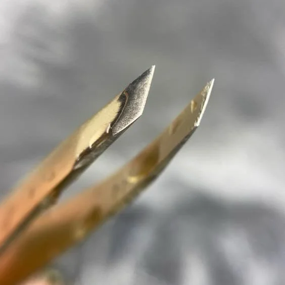 Vos sourcils font tout.

On pense souvent &agrave; maquiller ses yeux, &agrave; cacher ses cernes, &agrave; accumuler les astuces&hellip; Mais la vraie diff&eacute;rence se joue ailleurs, dans la ligne de vos sourcils.

Une restructuration peut trans