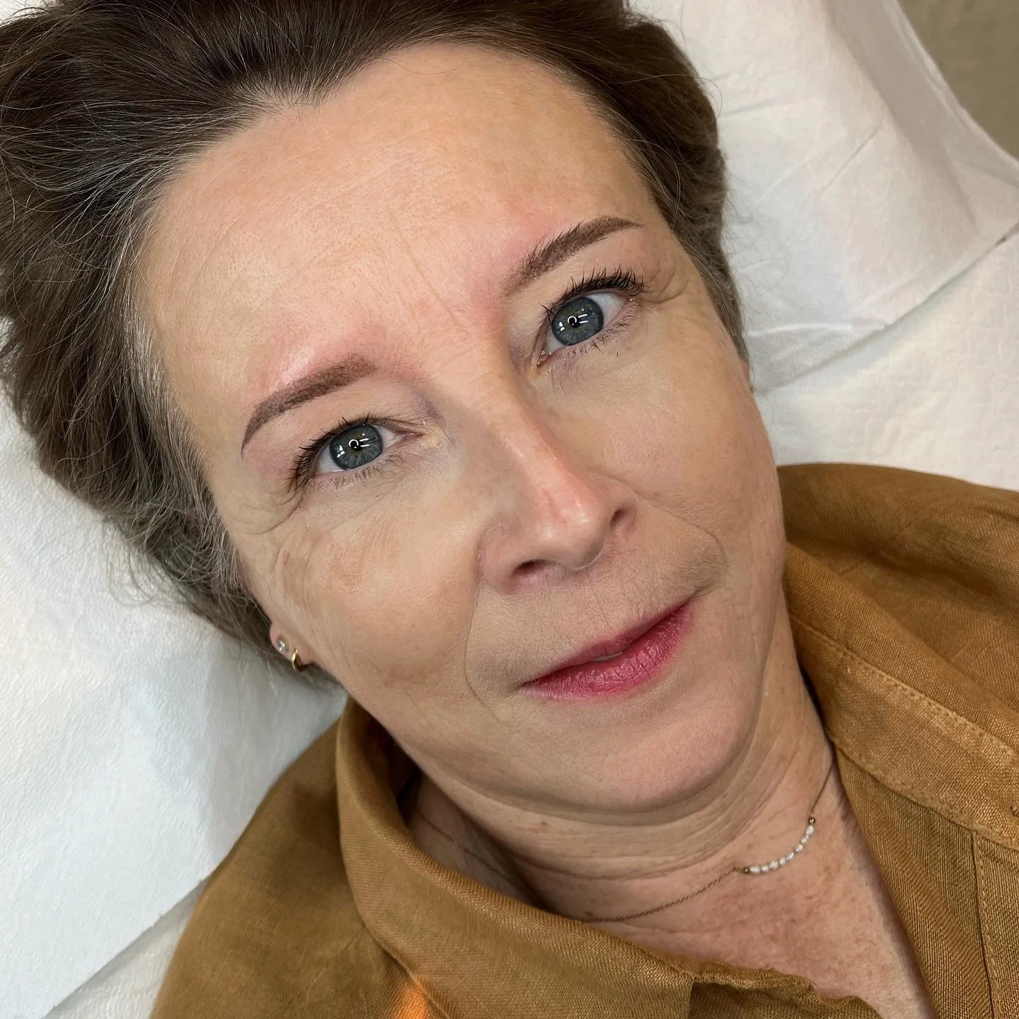 Avant / Apr&egrave;s : reconstruction compl&egrave;te des sourcils.

Ma cliente avait des sourcils presque inexistants et l&eacute;g&egrave;rement tombants. 

Mon d&eacute;fi &eacute;tait de recr&eacute;er des sourcils presque r&eacute;alistes.

Le r