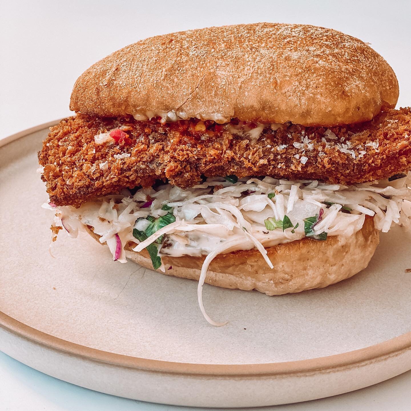 I&rsquo;ll just leave this delicious burger here for you to look at. 🐠 🍔 

Crumbled barramundi, nestled on a bed of cabbage slaw, topped with homemade tartar sauce, tucked inside a soft, organic sourdough bun. 

This beautiful thing is from @fishsh