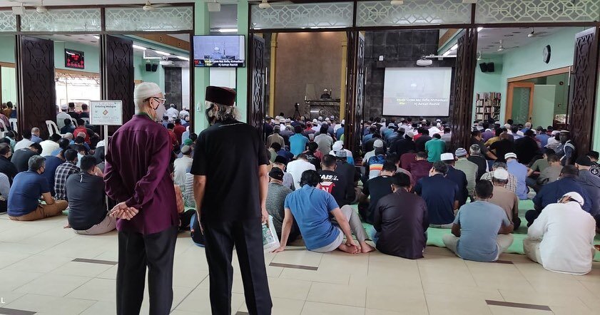 Solat Jumaat di Masjid An-Nahdhah. Terima Kasih kepada Jemaah sekalian kerana memakmurkan masjid😃
 
Jutaan terima kasih kepada @saffronssg atas agihan briyani sebentar tadi 😁