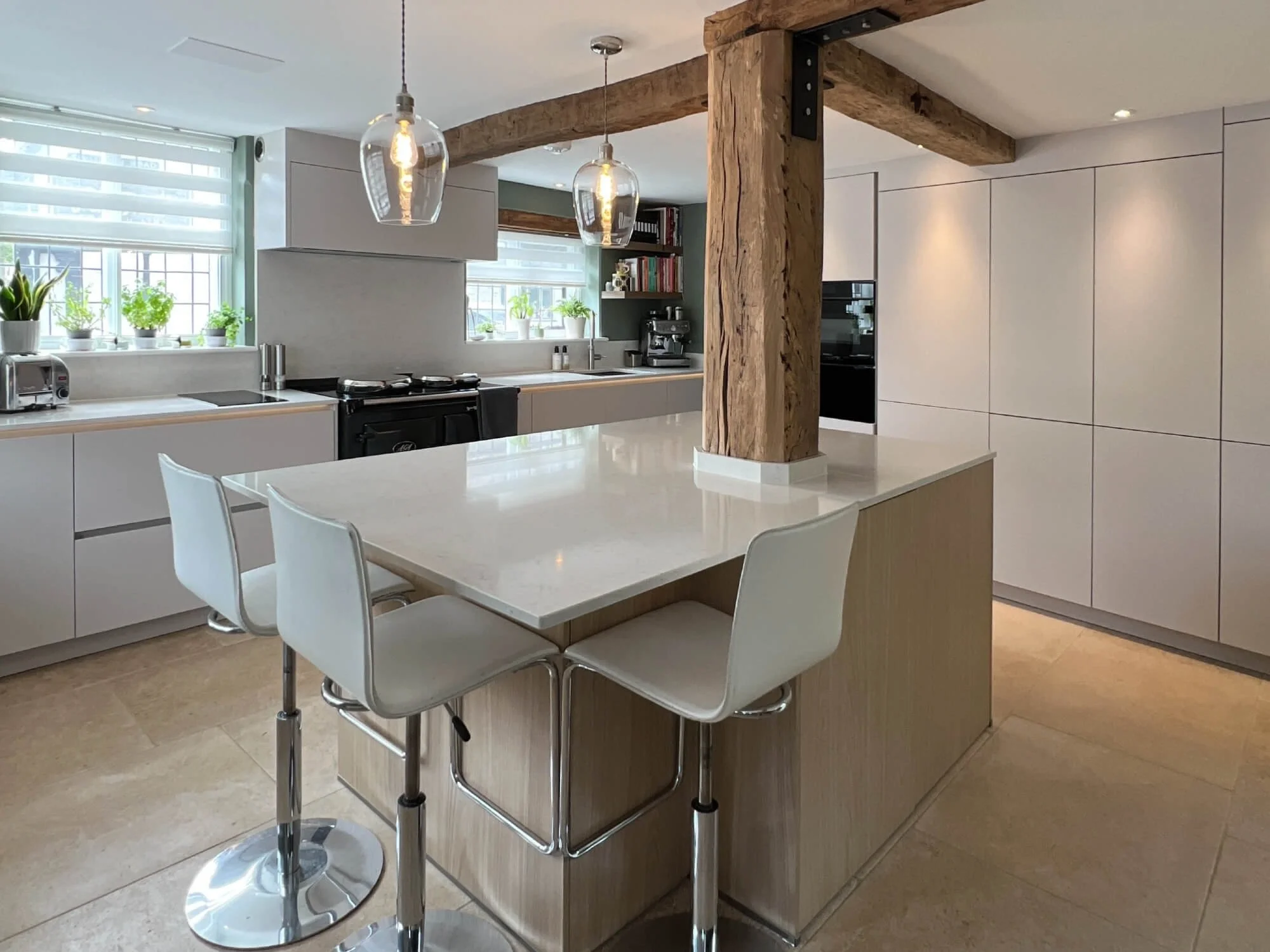 Warm Neutral Handleless Kitchen in Thame