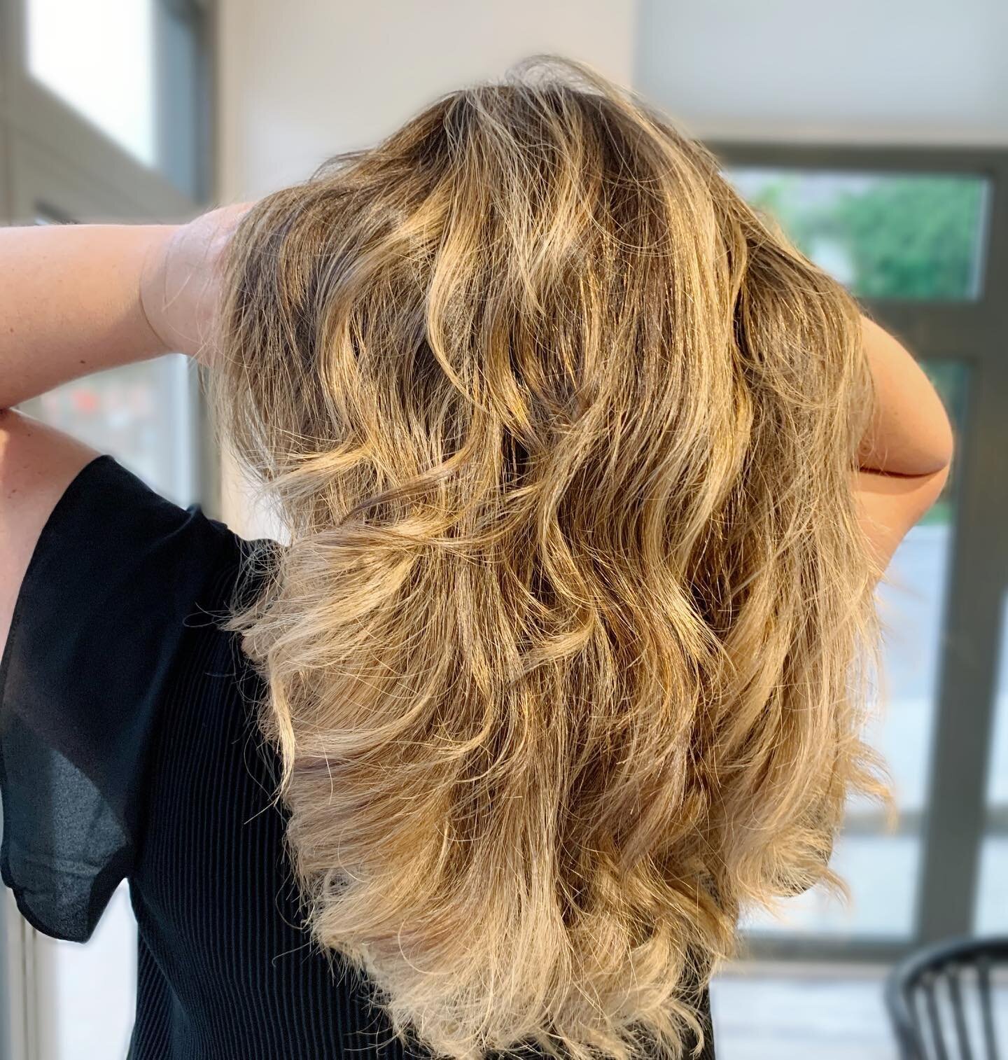 The 90&rsquo;s are calling ☎️ 
Big fluffy hair, has it every really gone out of style? 
.
@megs_aura 
#bighairdontcare #90shair #redkencanada #redken #balayage #flashliftbonderinside #shadeseqgloss #sidepart #brockville #1000islands #brockvillehairsa