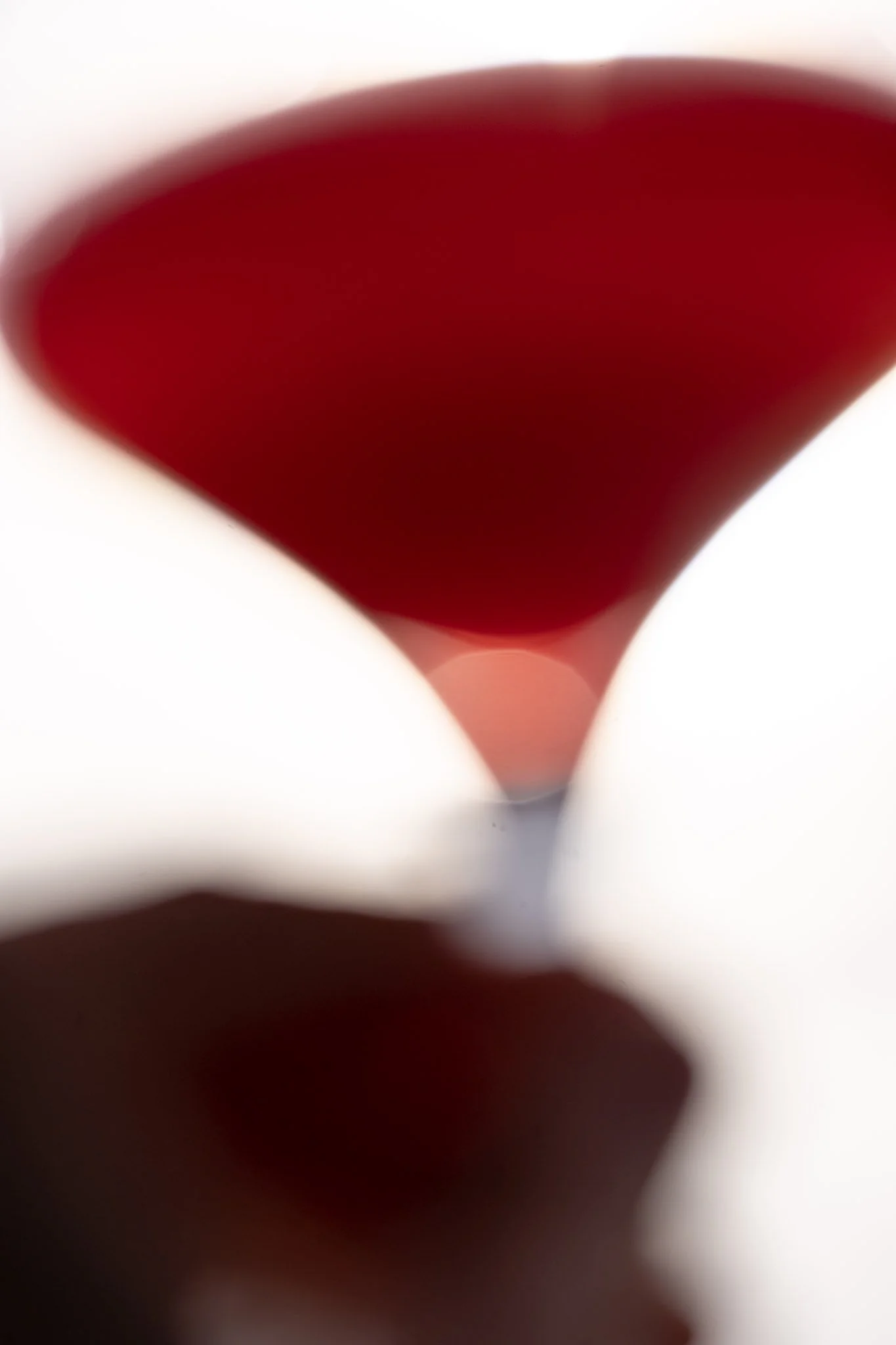 Verre à vin rouge vu d'en haut, flou artistique