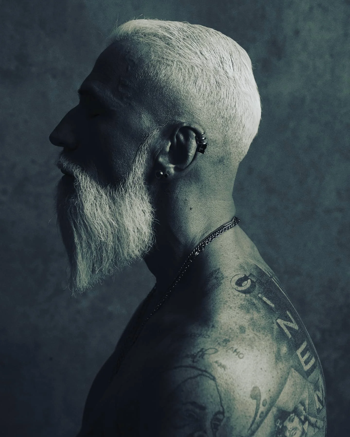 Light &amp; Shadow

#artistportrait #thewaytoperfection #tattoo #beardedmen #rockerstyle #workinthestudio #prophotographer #shootingtoday📷 #rockerday #LIFEASAPHOTOGRAPHER #perfectlight #followthelight #shadows #lightandshadow #timelessphoto #swisspr