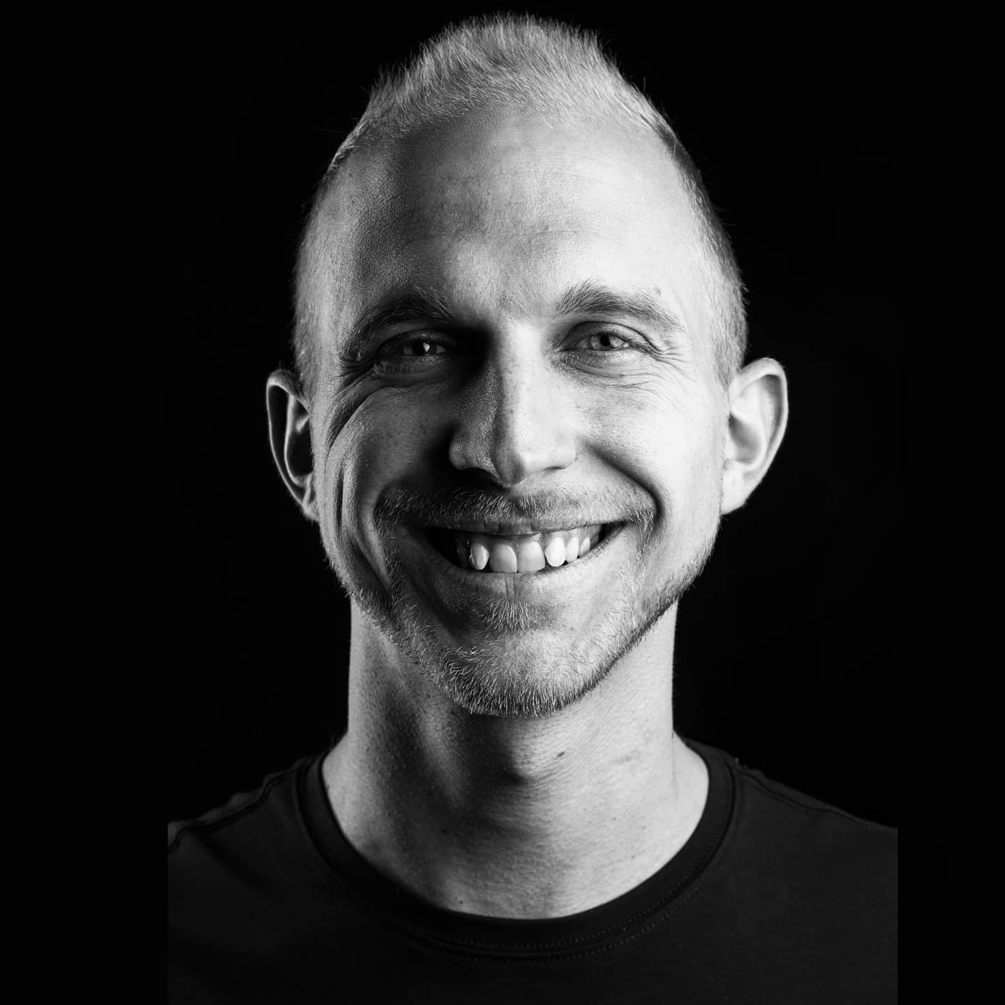 Ein Charakter-/Businessportrait sollte mehr zeigen als nur den Anzug den du tr&auml;gst, hebe dich  ab mit etwas zeitlosem

Gerne r&uuml;cke ich dich ins richtige Licht.. in meinem neuen Studio.. oder wo immer du, deine Liebsten oder dein Team im Lic