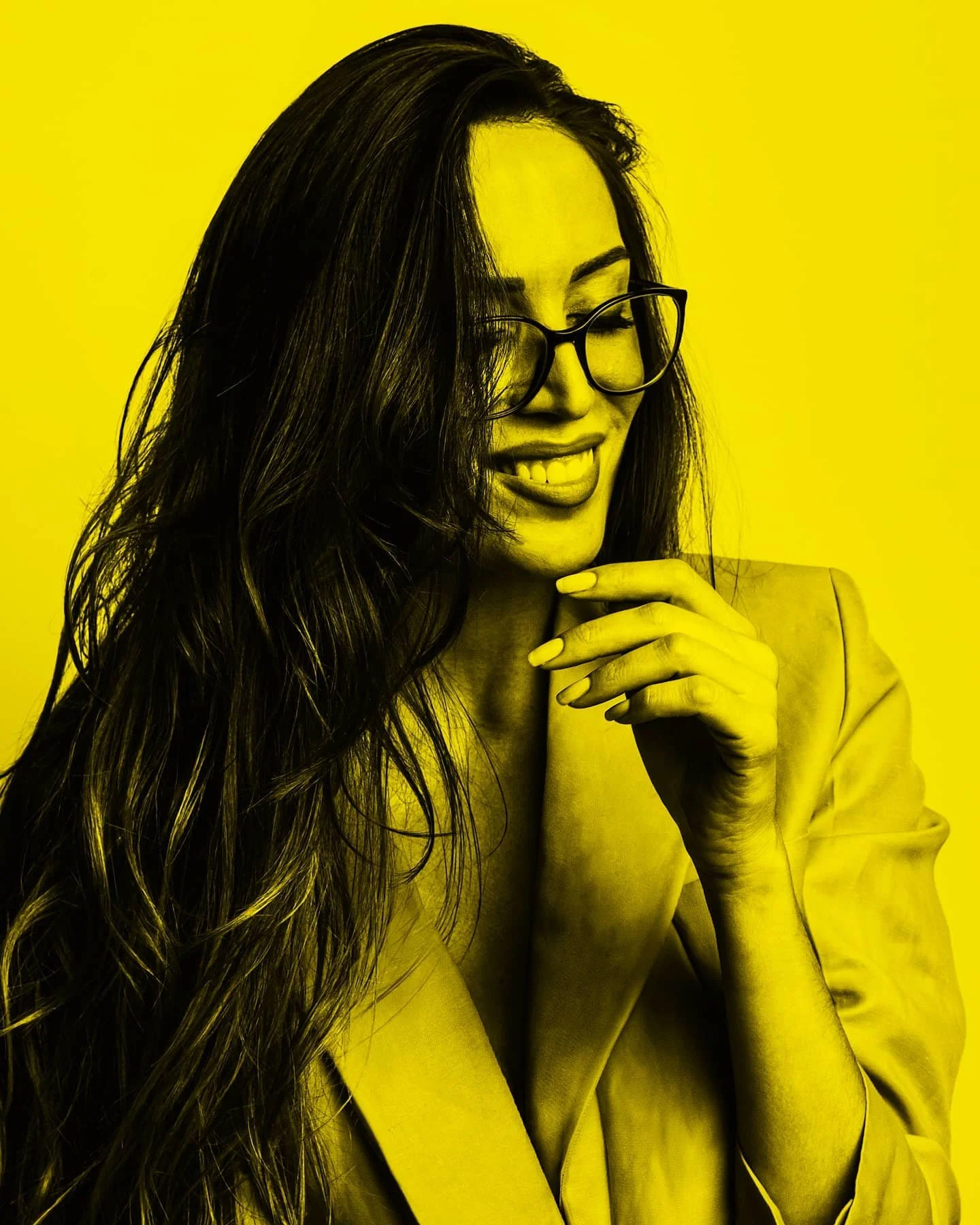 Ein Lachen ist zeitlos sch&ouml;n

H&ouml;re nie auf zu lachen...

#timlessphotography #portraitphotography
#prophotographer #yellow #smileeveryday #smilebitch #twofacesphotography #nps #blackandyellow #architektur #interiordesign #blackisbeautiful #